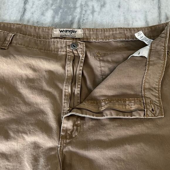 Wrangler authentics Mens size 42 Light Brown Cargo Shorts Gorpcore Outdoor - Picture 3 of 12